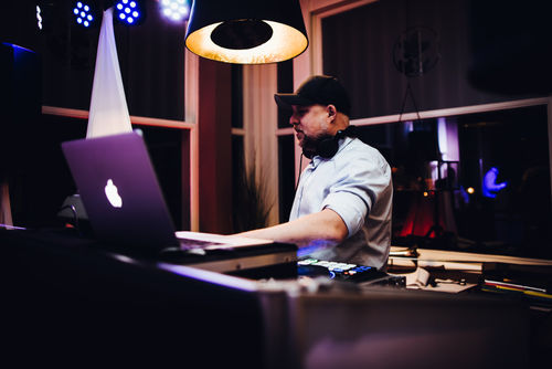 Hochzeits-DJ mit Profi-Technik und Publikumsgespür