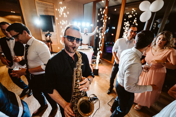 DJ und Saxophonist auf Hochzeitsfeier – gesehen bei frauimmer-herrewig.de
