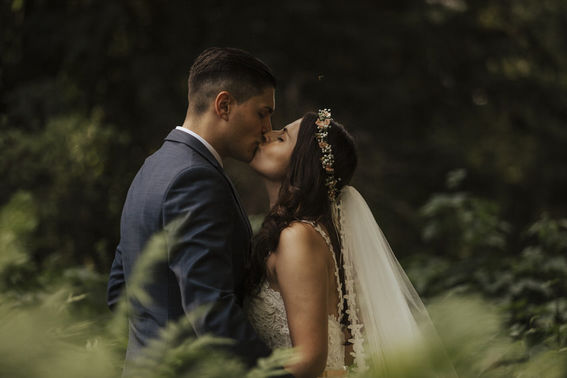 Braut und Bräutigam küssen sich – gesehen bei frauimmer-herrewig.de