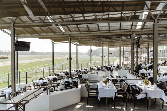Terrasse der Hochzeitslocation – gesehen bei frauimmer-herrewig.de