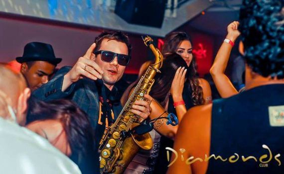 Saxophonist auf Party – gesehen bei frauimmer-herrewig.de