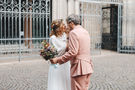 Brautpaar küsst sich auf Straße – gesehen bei frauimmer-herrewig.de