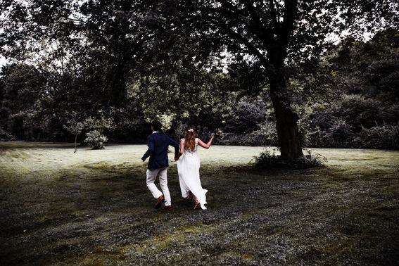 Brautpaar Hochzeitsfotografie in der Natur – gesehen bei frauimmer-herrewig.de