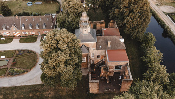 Schloss Hertefeld von oben c Tim Kurth – gesehen bei frauimmer-herrewig.de