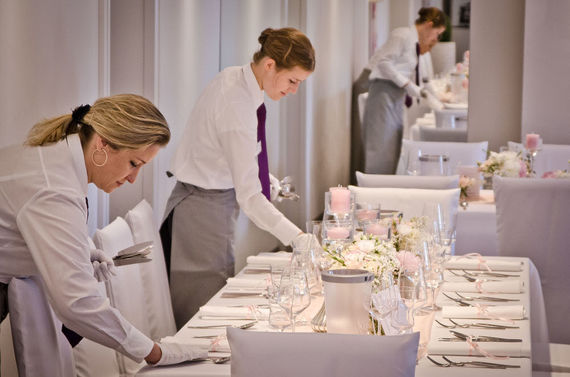 Kellnerinnen decken Tisch ein – gesehen bei frauimmer-herrewig.de
