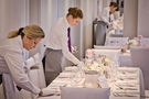 Kellnerinnen decken Tisch ein – gesehen bei frauimmer-herrewig.de