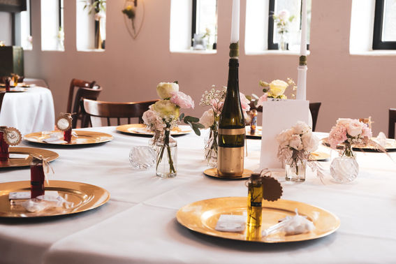 eingedeckter Tisch mit goldenen Tellern – gesehen bei frauimmer-herrewig.de