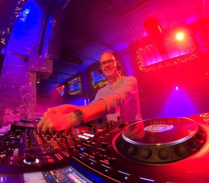 DJ Rene Pera im Club – gesehen bei frauimmer-herrewig.de