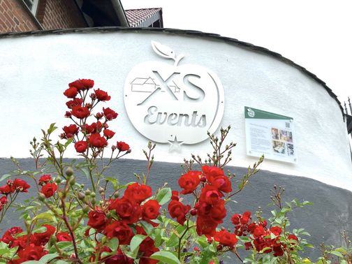 Hochzeitslocation XS Events Logo draussen 4 – gesehen bei frauimmer-herrewig.de