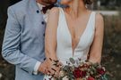Braut und Bräutigam küssen sich – gesehen bei frauimmer-herrewig.de