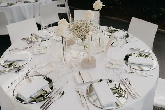 White Wedding Tischdeko Studio Amore – gesehen bei frauimmer-herrewig.de