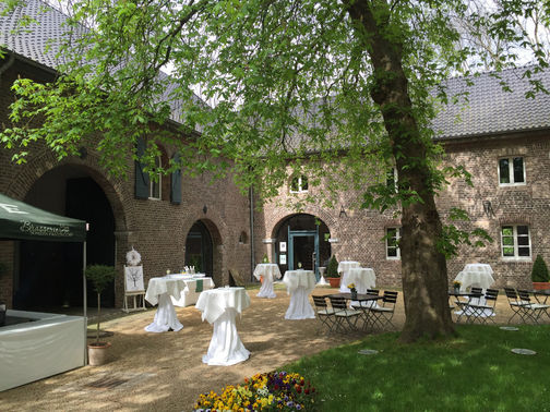Brasserie Schloss Paffendorf Sektempfang im Freien – gesehen bei frauimmer-herrewig.de