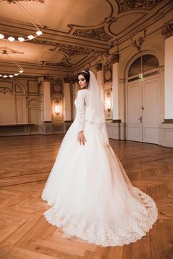 Brautkleid mit Schleppe und Spitze – gesehen bei frauimmer-herrewig.de