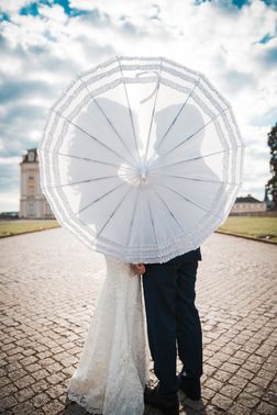 Brautpaar hinter Sonnenschirm – gesehen bei frauimmer-herrewig.de
