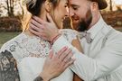 Bräutigam und Braut mit Tattoos – gesehen bei frauimmer-herrewig.de
