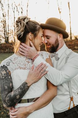 Bräutigam und Braut mit Tattoos – gesehen bei frauimmer-herrewig.de