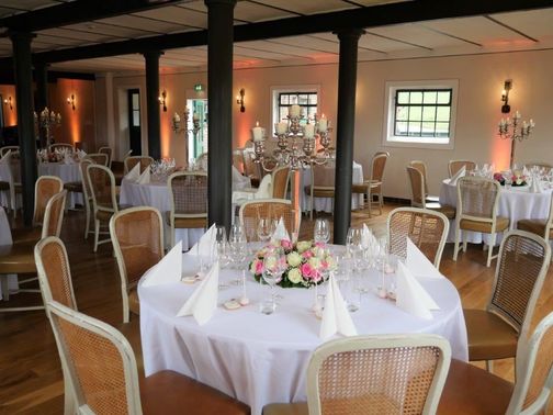 rosa Tischdekoration für Hochzeit in der Alten Schmiede – gesehen bei frauimmer-herrewig.de