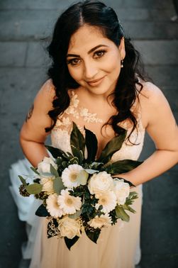 Braut mit rosa-weißem Brautstrauß – gesehen bei frauimmer-herrewig.de