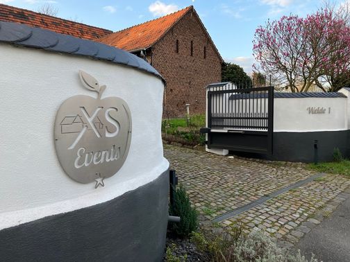Hochzeitslocation XS Events Logo draussen 2 – gesehen bei frauimmer-herrewig.de