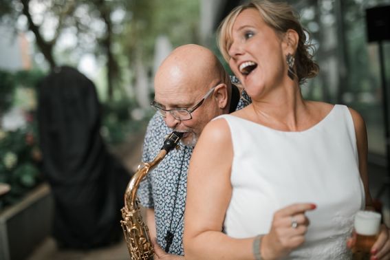 Saxophonist und Braut – gesehen bei frauimmer-herrewig.de