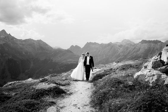 Brautpaar in den Bergen in der Schweiz – gesehen bei frauimmer-herrewig.de