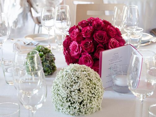 Blumendeko Hochzeitstafel – gesehen bei frauimmer-herrewig.de