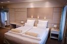 modernes Hotelzimmer mit Doppelbett – gesehen bei frauimmer-herrewig.de