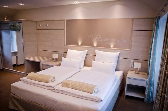 modernes Hotelzimmer mit Doppelbett – gesehen bei frauimmer-herrewig.de
