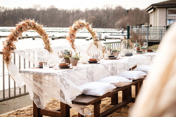 Boho Outdoor Hochzeit am See – gesehen bei frauimmer-herrewig.de