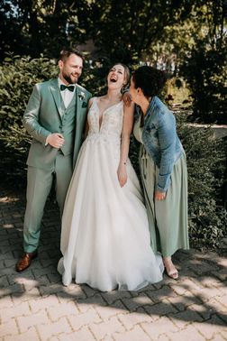 Hochzeitsfotografie mit Brautpaar und Rednerin – gesehen bei frauimmer-herrewig.de