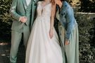 Hochzeitsfotografie mit Brautpaar und Rednerin – gesehen bei frauimmer-herrewig.de