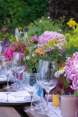 Florale Tischdeko Hochzeit – gesehen bei frauimmer-herrewig.de