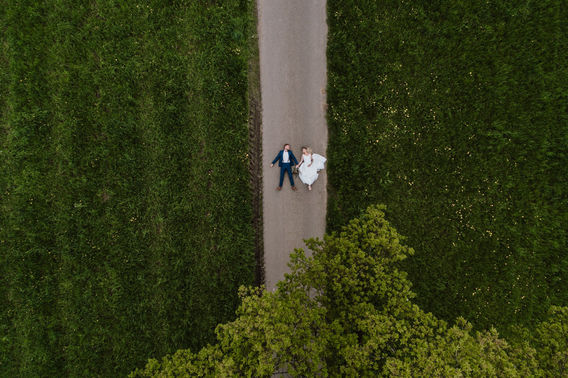 Hochzeitsfotograf Sven Hebbinghaus Brautpaar Drohne – gesehen bei frauimmer-herrewig.de