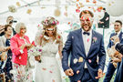 Brautpaar mit Blumenkonfetti – gesehen bei frauimmer-herrewig.de