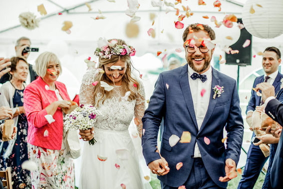 Brautpaar mit Blumenkonfetti – gesehen bei frauimmer-herrewig.de