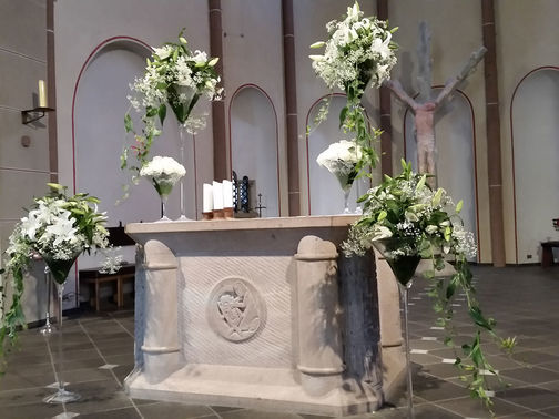 Altarschmuck Hochzeit – gesehen bei frauimmer-herrewig.de