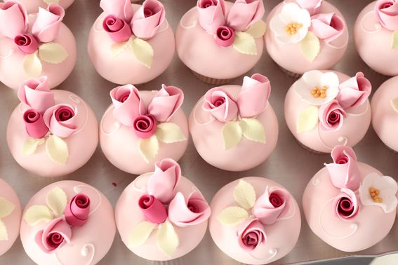 rosa Cupcakes für Hochzeitsfeier – gesehen bei frauimmer-herrewig.de