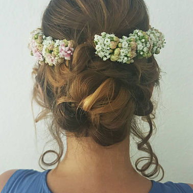 Brautstyling mit Blumenkrankz Gluecksbraeute – gesehen bei frauimmer-herrewig.de