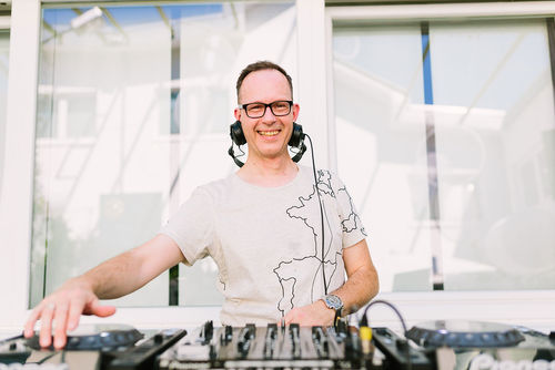 So findet ihr den richtigen DJ für eure Hochzeit