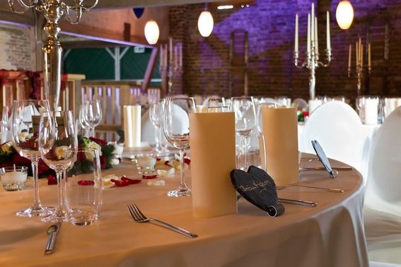 runde, eingedeckte Tische für die Hochzeit – gesehen bei frauimmer-herrewig.de