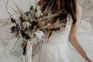 Braut hält weißen Brautstrauß – gesehen bei frauimmer-herrewig.de