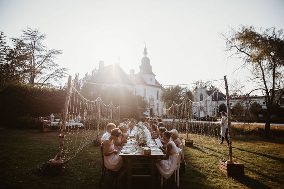 Freie Trauung Hochzeit draussen Tischdeko Blumen Be Unique Koeln – gesehen bei frauimmer-herrewig.de