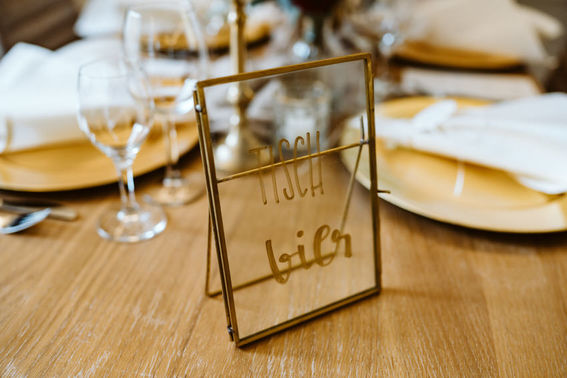 Tischnummern auf Glasrahmen – gesehen bei frauimmer-herrewig.de