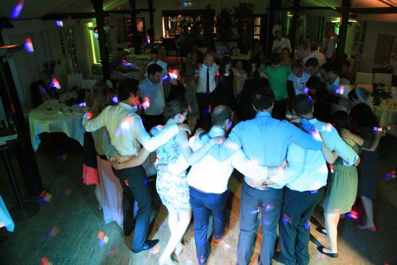 Party mit Menschenmenge – gesehen bei frauimmer-herrewig.de