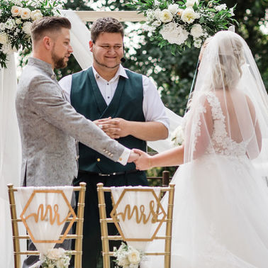 Freie Trauung mit Jimmys Hochzeiten Freier Trauredner – gesehen bei frauimmer-herrewig.de
