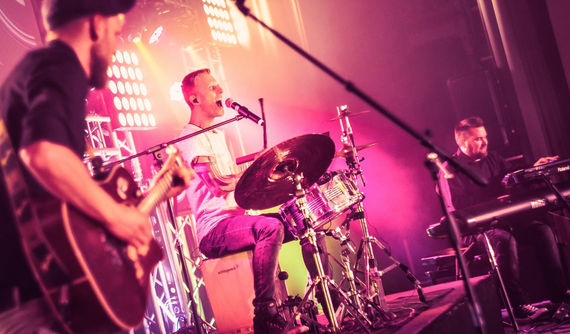 Band spielt auf Hochzeit mit pinkem Licht – gesehen bei frauimmer-herrewig.de