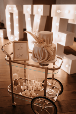weiße Hochzeitstorte und Cakepops – gesehen bei frauimmer-herrewig.de