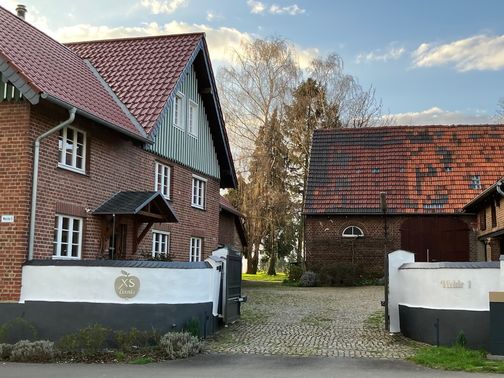 Hochzeitslocation XS Events Hof Einfahrt – gesehen bei frauimmer-herrewig.de