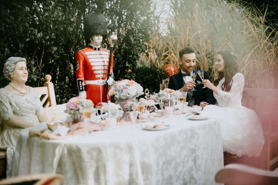 Brautpaar im Garten der Hochzeitslocation - Foto: ©ohlucywedding – gesehen bei frauimmer-herrewig.de