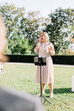 Hochzeitssängerin auf Wiese – gesehen bei frauimmer-herrewig.de